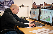 Jacob Wolff bei der Arbeit Jacob Wolff arbeitet am Schreibtisch.